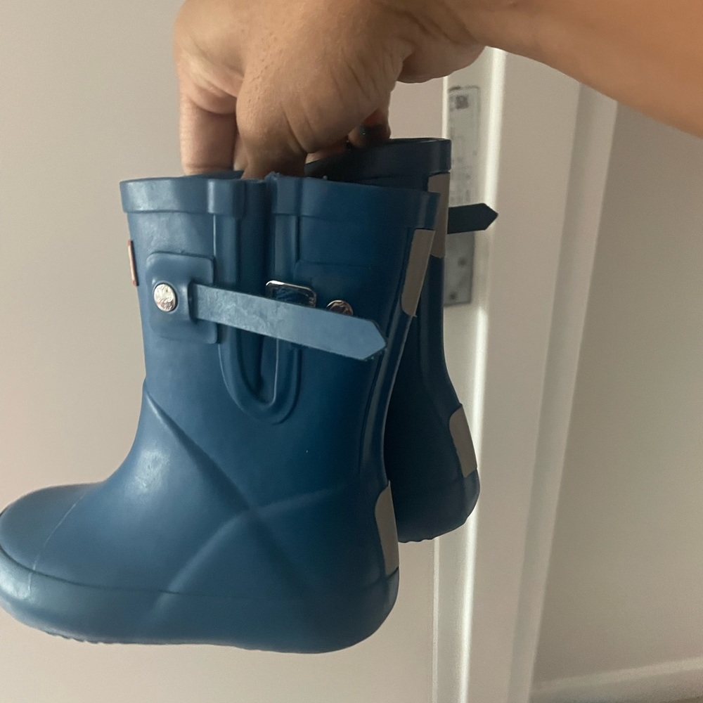 Blue hunter boots for toddlers size 4